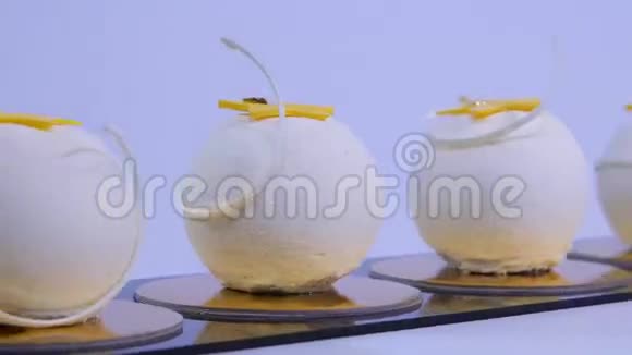 天鹅绒蛋糕球和糖洒白色球状蛋糕装饰白色蛋糕视频的预览图