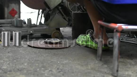 焊接汽车线圈弹簧修理工视频的预览图