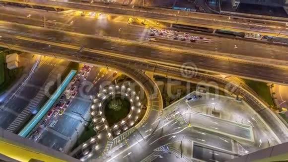 迪拜市中心高速公路立交的鸟瞰夜景视频的预览图
