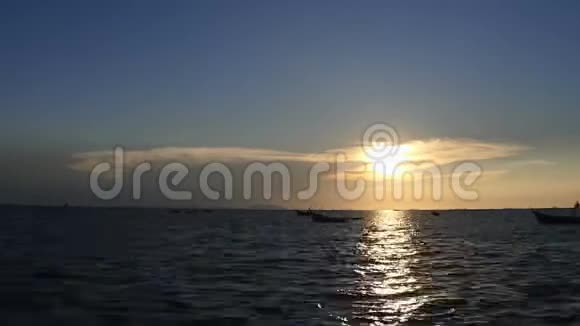 海上日落时分船的轮廓视频的预览图
