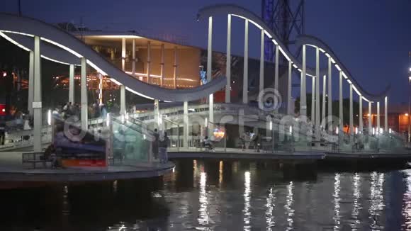 巴塞罗那港兰布拉德马人行桥现代设计夜景视频的预览图