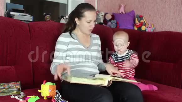 年轻的妈妈和宝宝一起看书视频的预览图