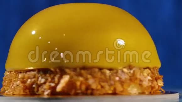 美味漂亮的蛋糕有黄色的霜在蛋糕圆会上的镜子釉有黄霜的蛋糕视频的预览图