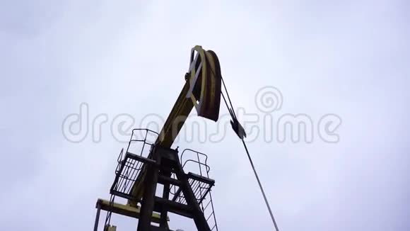 小型私人黄井架泵油视频的预览图