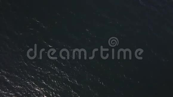 深蓝大海的鸟瞰图视频的预览图