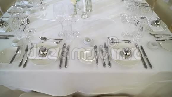 宴会或婚礼庆典上装饰的桌子视频的预览图