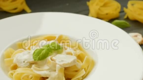 带有蘑菇鲜罗勒和奶油酱的意大利面食视频的预览图