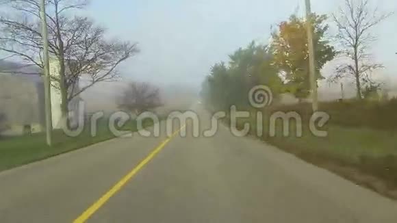 通过雾沿乡村道路行驶的视角视频的预览图
