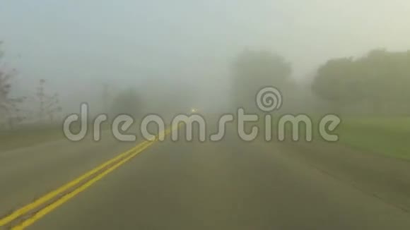 从一个角度出发沿着一条宁静的道路穿过雾视频的预览图