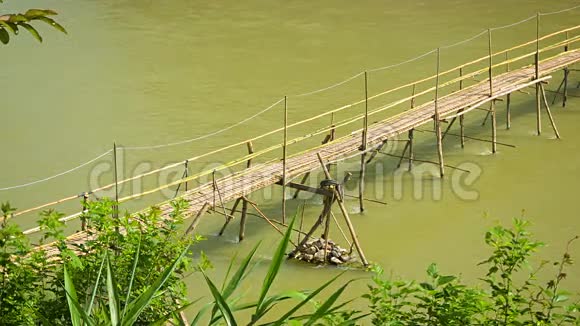 人行竹桥老挝琅勃拉邦视频的预览图