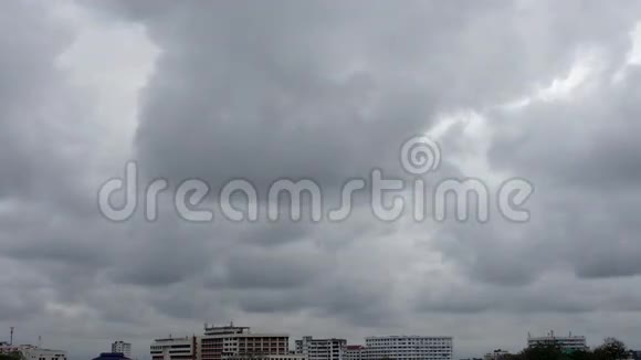 下午晚些时候雨云在大楼上空移动视频的预览图