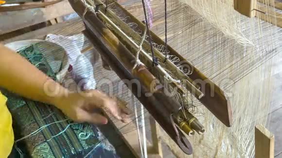 旧织机上的织布图案老挝琅普拉邦视频的预览图