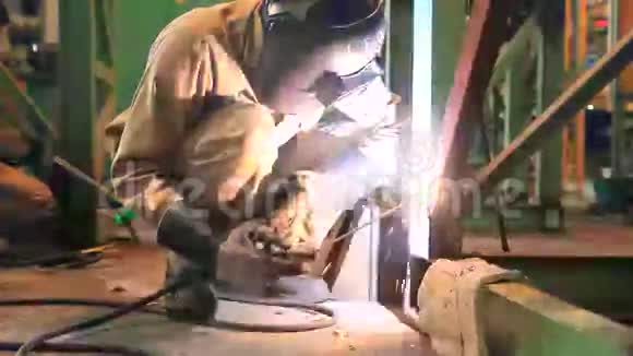 业工人焊接钢结构视频的预览图