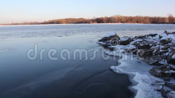 俄罗斯奥布河秋季在河上形成冰视频的预览图