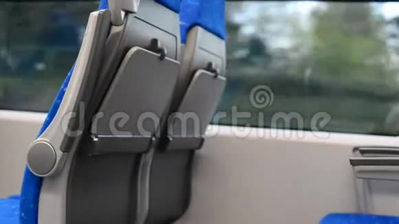 带蓝色座椅的现代列车视频的预览图