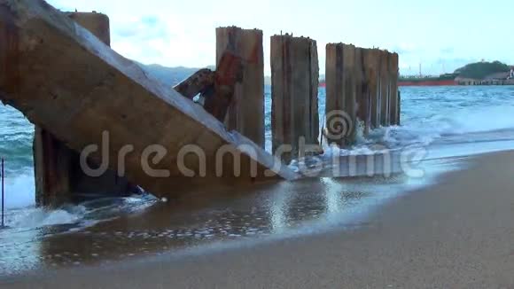 大海在狂飙大海上有巨浪在混凝土板上破碎的波浪在喷雾中发出视频的预览图