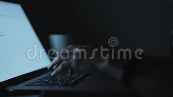 晚上坐在桌子旁的女性打字视频的预览图