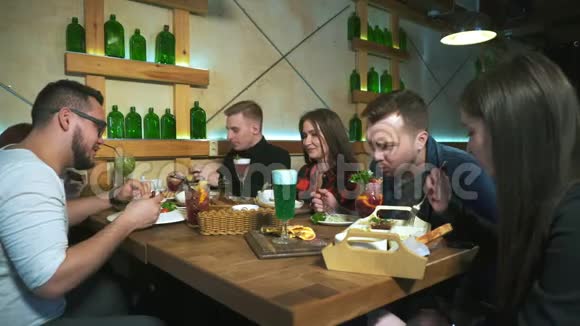 一群朋友在餐馆吃午饭视频的预览图