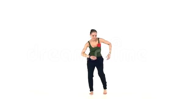 高大漂亮的拉丁舞女视频的预览图