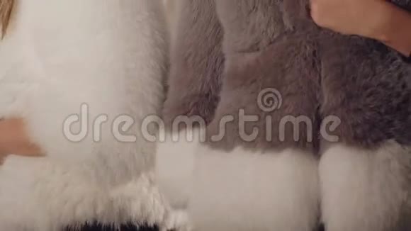 两个模特在精品店里摆着丰富的毛皮外套视频的预览图
