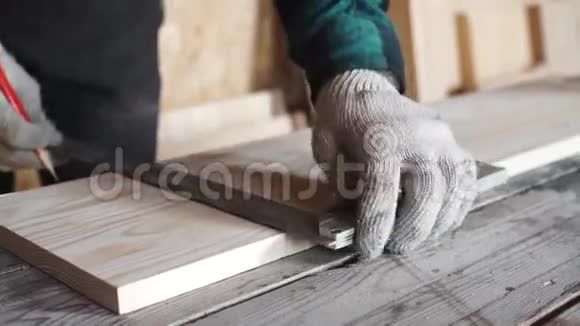 男性手用尺子和铅笔特写在工作的专业木匠视频的预览图