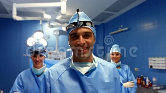 外科医生和护士站在手术室的画像视频的预览图
