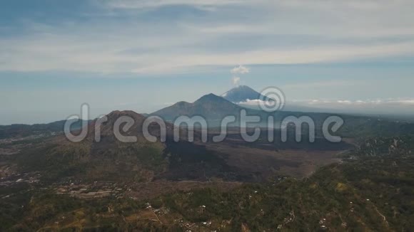 阿贡巴图尔湖和火山印度尼西亚巴厘视频的预览图