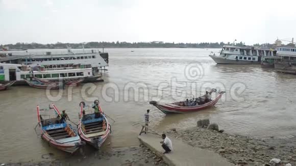 港口QUAYJETTY亚洲乘船抵达缅甸的一个小港口视频的预览图