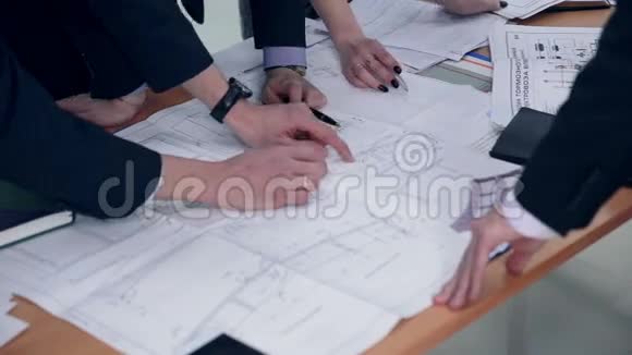 组工程师和建筑师讨论蓝图视频的预览图