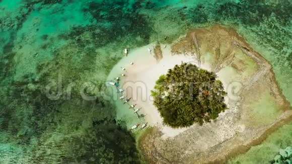 热带盖亚姆岛有沙滩和游客视频的预览图
