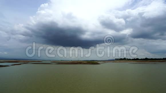 泰国LopburiPasakJolasid大坝的水量减少视频的预览图