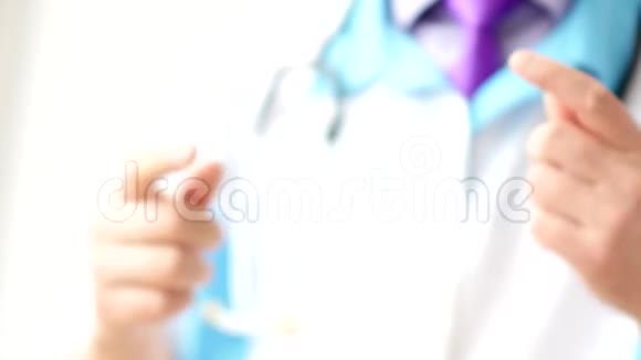 男医生为病人做手势和解释什么视频的预览图