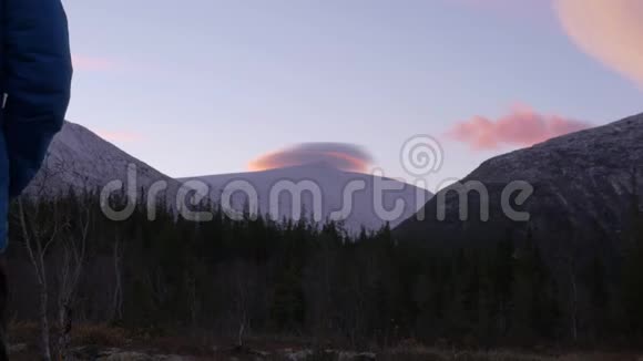 一个人一个中年运动员在山里迎接黎明他欣赏太阳和山的倒影视频的预览图
