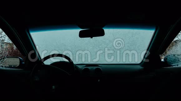 汽车挡风玻璃解冻时间流逝汽车挡风玻璃上的雪花视频的预览图