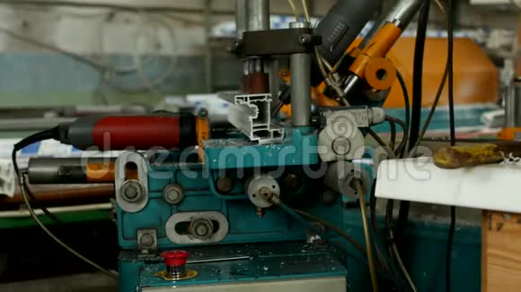 生产和制造PVC窗男性工人在PVC型材的钻床上钻孔视频的预览图