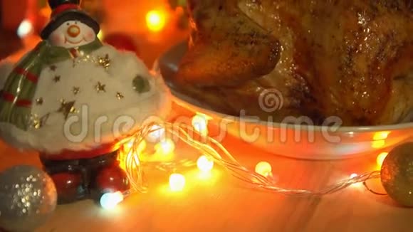 在圣诞夜晚上用烤鸡做菜视频的预览图