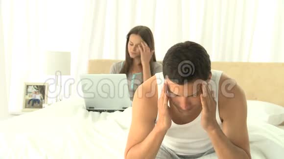 当他的女朋友正在用笔记本电脑工作时他头痛视频的预览图