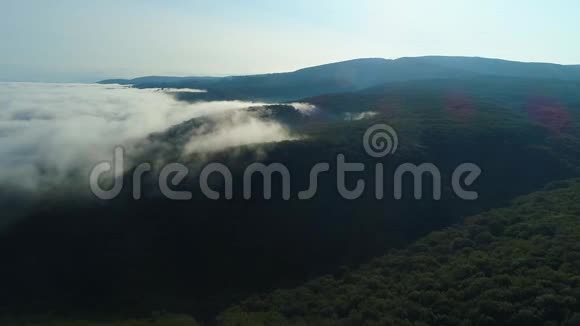 空中观景台在美丽的云彩中飞越高山空中摄影机拍摄空中云视频的预览图