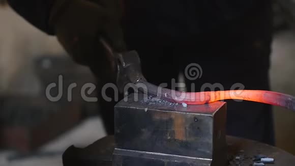 铁匠在机器上敲出炽热的铁钩慢动作视频的预览图