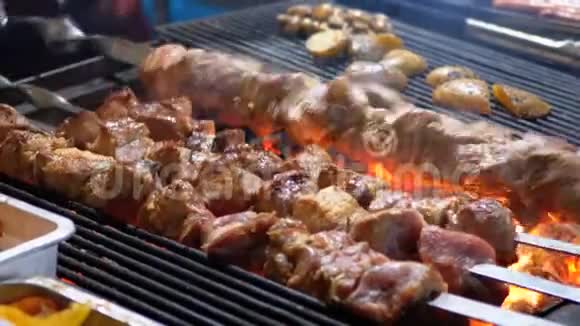 街市集烧烤架上的烤肉视频的预览图