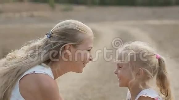 美丽的母亲和小女儿一起欢笑视频的预览图