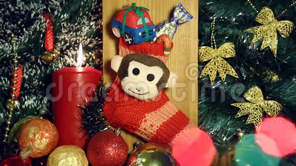 圣诞节背景蜡烛灯和猴子在红色袜子视频的预览图
