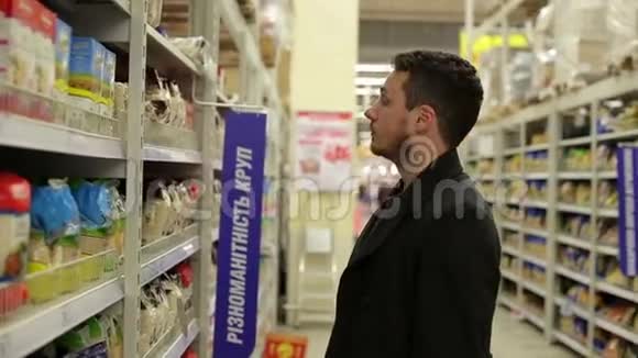 人在超市选择产品视频的预览图