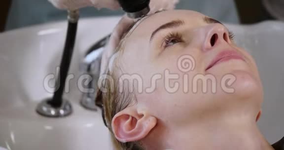 现代水疗中心的头发护理理发店理发的女人女人在水疗中心洗头水疗中心视频的预览图