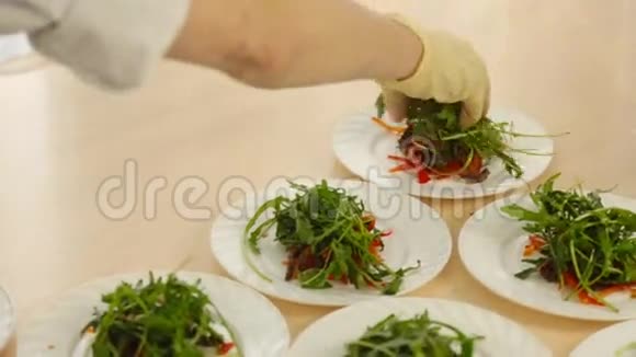 男性主厨在盘子里端沙拉视频的预览图