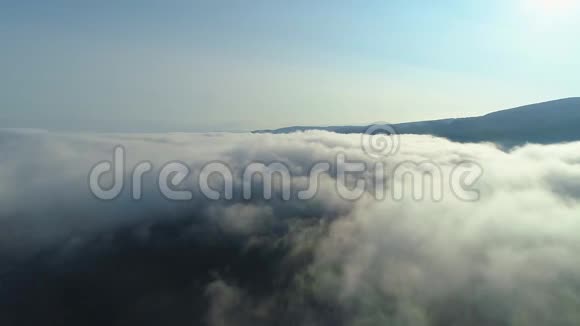 空中观景台在美丽的云彩中飞越高山空中摄影机拍摄空中云视频的预览图