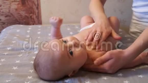 婴儿按摩按摩治疗师按摩专业按摩师宝贝和妈妈视频的预览图