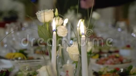 宴会或婚礼庆典上装饰的桌子视频的预览图