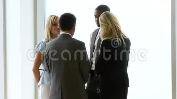 商业人士在工作场合讲话视频的预览图
