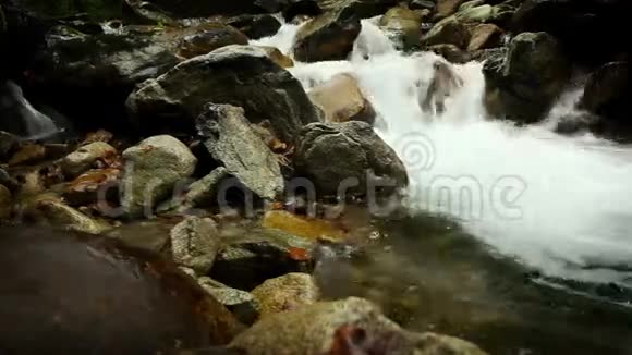 山河干净的溪流滑块移动视频的预览图